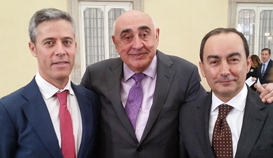 Miguel Ángel Serna felicita al productor teatral cántabro Juanjo Seoane por su Medalla de Oro a las Bellas Artes
