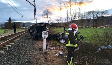 Mueren dos vecinos de Torrelavega tras ser arrollada su furgoneta por un tren de FEVE a la altura de Virgen de la Peña