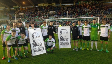 El Racing gana guiado por el recuerdo a Nando Yosu