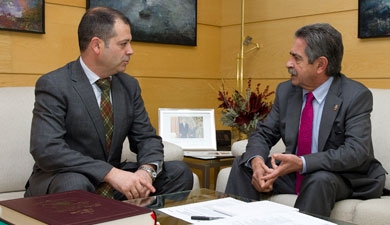 El rector de la Universidad Europea del Atlántico explica a Revilla los proyectos de la institución