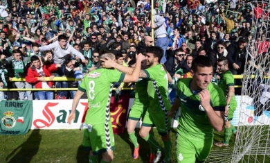 Dos mil aficionados arroparon a un Racing que con la victoria en Burgos aspira al liderato