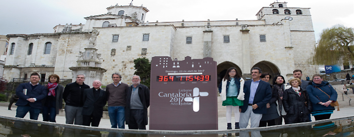 Tres relojes en Camaleño, Santander y Cabárceno marcan "la cuenta atrás" del Año Santo Lebaniego