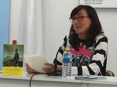 La escritora Inma Roiz presentó su novela "Oro Verde" evocando a los cántabros que trabajaron en el País Vasco