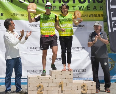Martín hace entrega a Oriol Cardona del trofeo de ganador del Kilómetro Vertical
