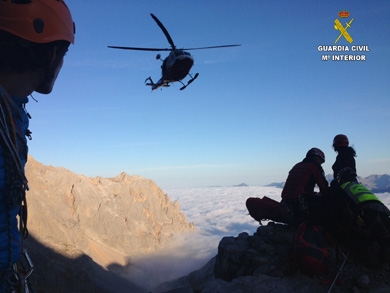 La Guardia Civil finaliza con éxito un peligroso rescate en los Picos de Europa