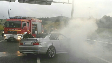 Bomberos del 112 extingue el incendio de un vehículo en la A8 
