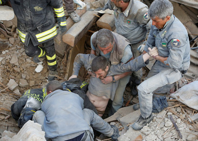 Italia eleva a 247 las víctimas del terremoto y considera que la cifra aumentará 