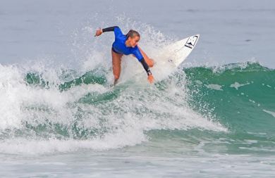 Setenta surfistas en el campeonato escolar en Merón