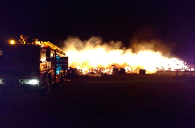 Bomberos del 112 sofocan un incendio en una pila de 1.500 pacas 
