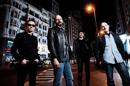 Los aeguidores de la banda de rock &quot;Los Enemigos&quot; se concentran en Santander