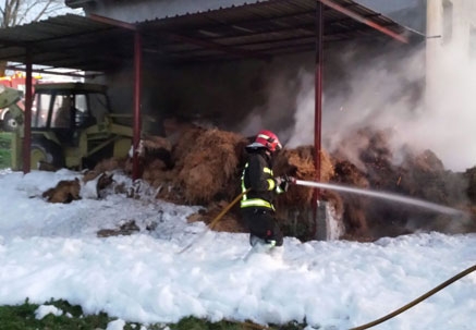Bomberos del 112 extinguen un incendio en un pajar de Riotuerto