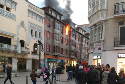 Incendio en la calle Burgos de Santander, edificio de los bajos de librería Estudio