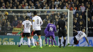 El Real Madrid se la pega en Valencia al perder (2-1)
