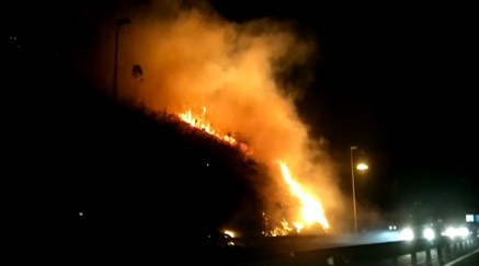 Controlado el incendio que afecta a la ladera de la Autovía entre Santander y Torrelavega