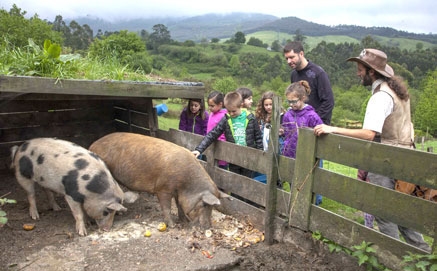 Los niños podrán ocuparse del cuidado de los animales de la Granja Escuela