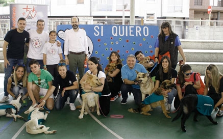 La Plaza de la Llama de Torrelavega acogió el &lsquo;Desfile Canino de Adopción&rsquo;