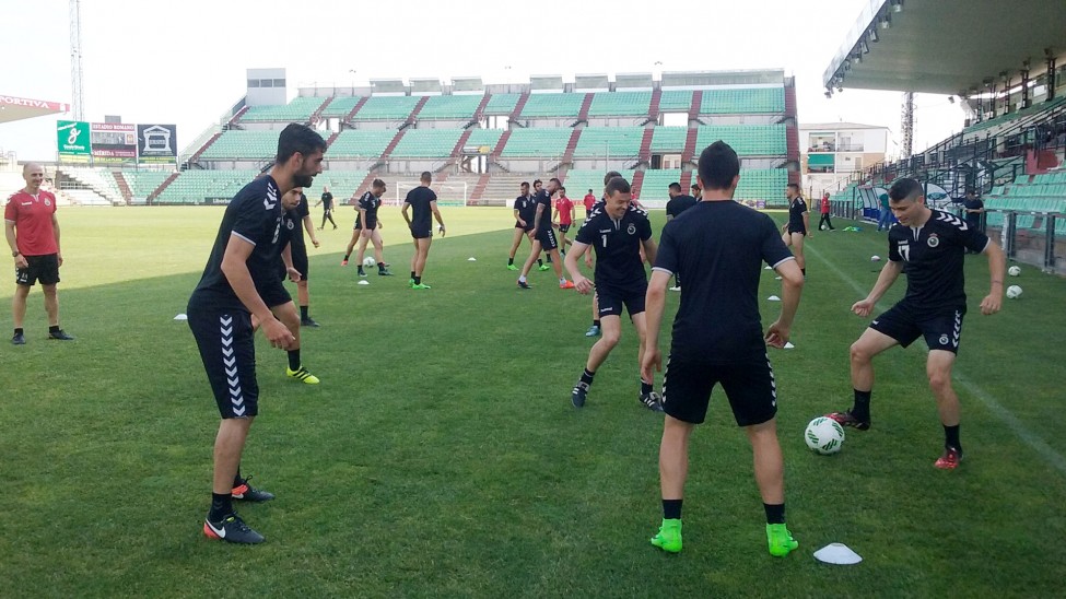 El Racing encara esta tarde ante el Villanovense el segundo asalto para el ascenso a Segunda