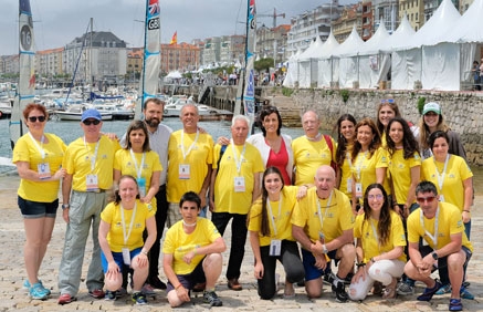 Estudiantes, jubilados y exdeportistas suman un centenar de voluntarios en la Copa del Mundo de Vela