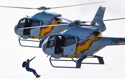 Exhibición de vuelo acrobático de los helicópteros de la Patrulla Aspa en Piquío