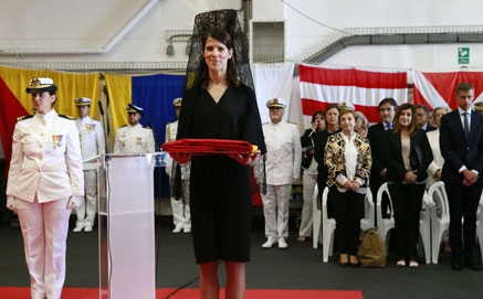 Ruth Beitia ejerce de madrina de la entrega de la 'bandera de combate' al buque Castilla