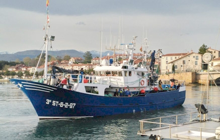 Compromiso de intentar solucionar que los pesqueros de San Vicente de la Barquera faenen en Asturias