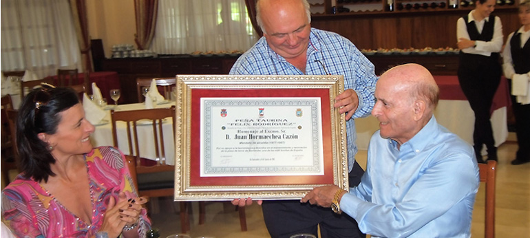 La alcaldesa Igual preside un homenaje de los taurinos a Juan Hormaechea por la compra de la Plaza en 1978