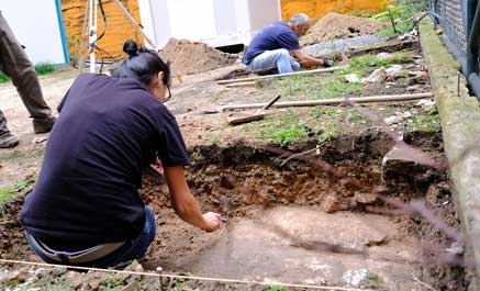 Un equipo de arqueólogos realiza desde hoy y durante dos semanas prospecciones en la calle La Paz
