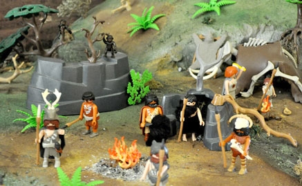 El MUPAC acoge un diorama que recrea escenas de la prehistoria con figuras de Playmobil