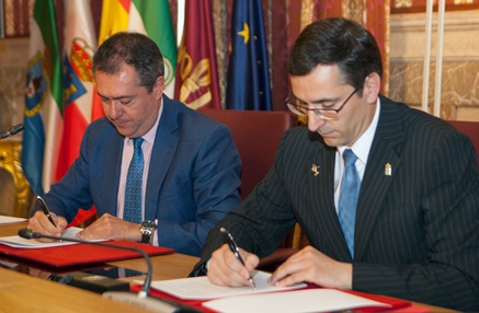 Los alcaldes de Laredo y Sevilla firman su hermanamiento en la capital andaluza