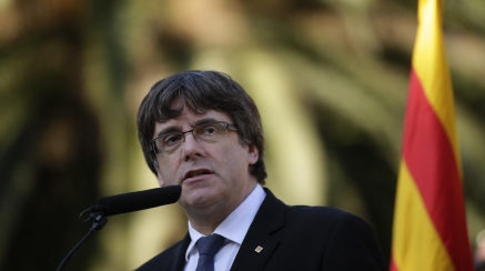 Puigdemont denuncia un &quot;golpe&quot; en Cataluña, pero evita amenazas independentistas