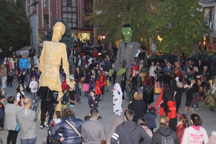 &quot;Los Monstruos de la Universal&quot; animaron la fiesta de Halloween lpor calles y plazas