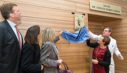 Valdecilla pone el nombre del histórico cardiólogo Gómez-Durán al salón de actos del edificio de las Tres Torres