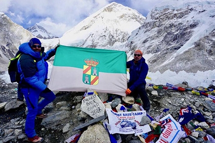 Los &#39;cayoneses&#39;  Alberto Palacio y Raúl Cuesta coronan la cumbre del pico Kala Pathar