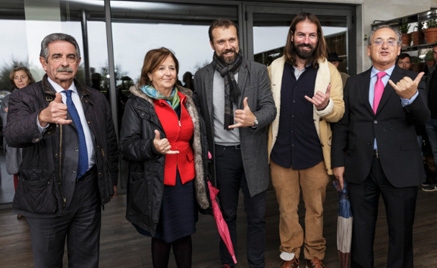 Revilla participa en el homenaje del surf cántabro a Ignacio Echevarría
