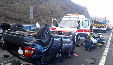 Bomberos rescata a una mujer herida leve tras una colisión múltiple de tres vehículos