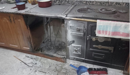Bomberos del 112 extinguen el incendio de una habitación en una vivienda del centro de Santoña