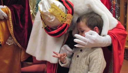 Los niños entregan sus cartas a los Reyes Magos de Santa Clotilde, cumpliendo la tradición