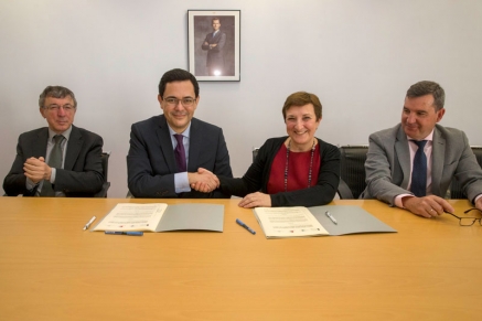 Sanidad y la Fundación Amancio Ortega firman el primer convenio específico para la adquisición de equipamiento oncológico