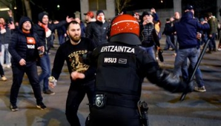 La violencia del fútbol se cobra la vida de un ertzaina por los disturbios de ultras rusos en Bilbao
