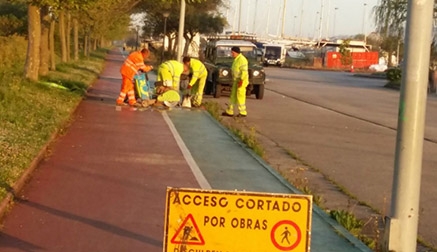 El Ayuntamiento de Camargo repara el firme del carril bici de Punta Parayas