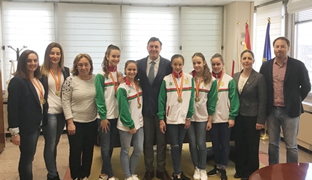 Mañanes felicita al equipo cadete de gimnasia rítmica de la EDM de Torrelavega por su triunfo en el Campeonato de España