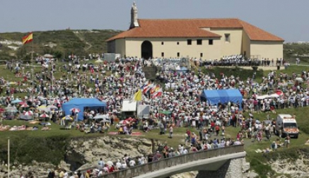 Cientos de personas se dan cita en la isla para rendir homenaje a la patrona de Santander