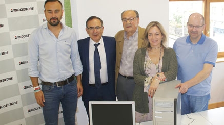 Bridgestone dona 40 equipos informáticos al SOAM y a la Unión Vecinal de Torrelavega.
