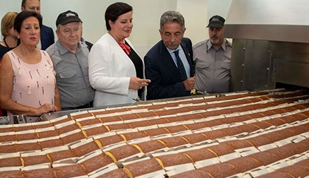 Revilla afirma que productos cántabros como la quesada y el sobao "están de moda"