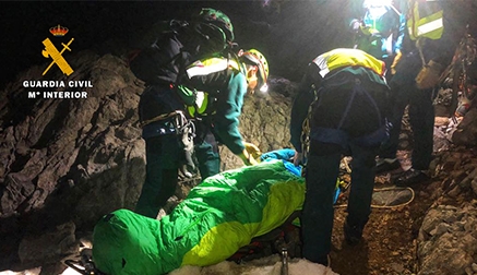 Rescatada una montañera en una compleja operación nocturna, con niebla y nieve, en Picos de Europa