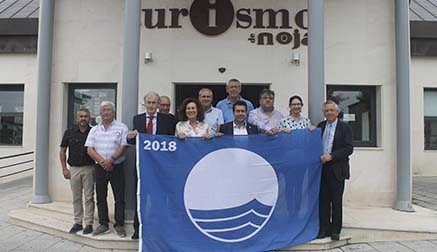 Entregadas las banderas azules que ondearán en once playas de Cantabria
