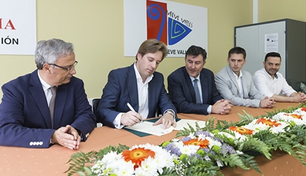 Gobierno regional y Reocín firman un acuerdo de colaboración del banco de recursos educativos