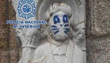Buscan al autor de las pintadas 'tipo Kiss' en la Catedral de Santiago