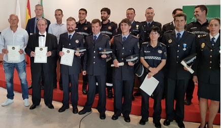 La Policía de Torrelavega otorga una distinción al Coro Ronda Garcilaso