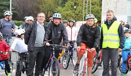Pese al mal tiempo Torrelavega celebra su Día de la Bicicleta